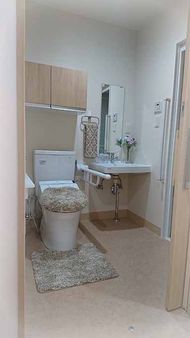 サービス付き高齢者向け住宅「愛の泉 恩多レジデンス」には各室にトイレをご用意しております
